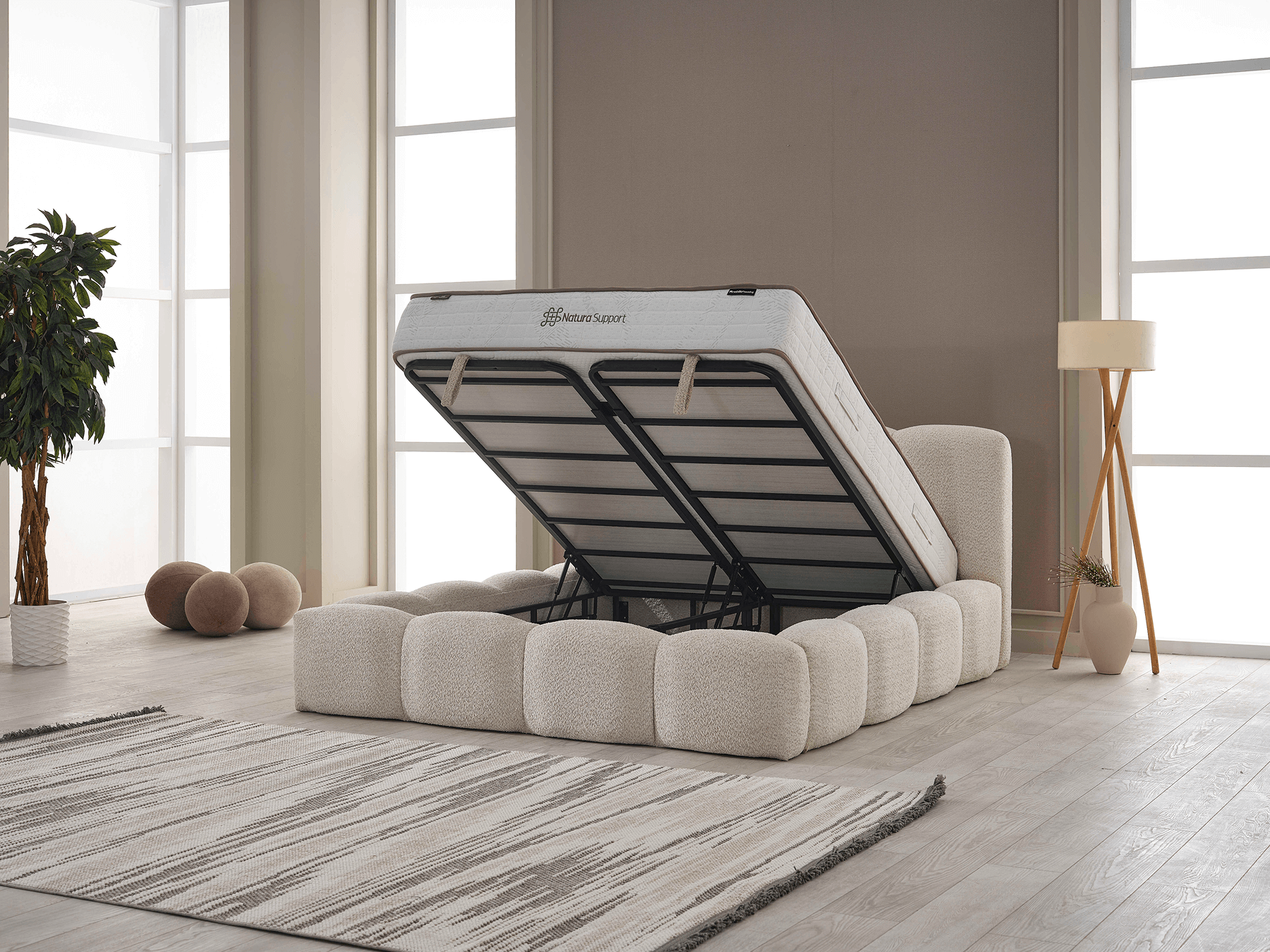 Modern tasarımı ve şık kumaş kaplaması ile yatak odalarına estetik bir dokunuş katan Elenor Baza, kolay temizlenebilir yapısıyla pratik kullanım sunar.