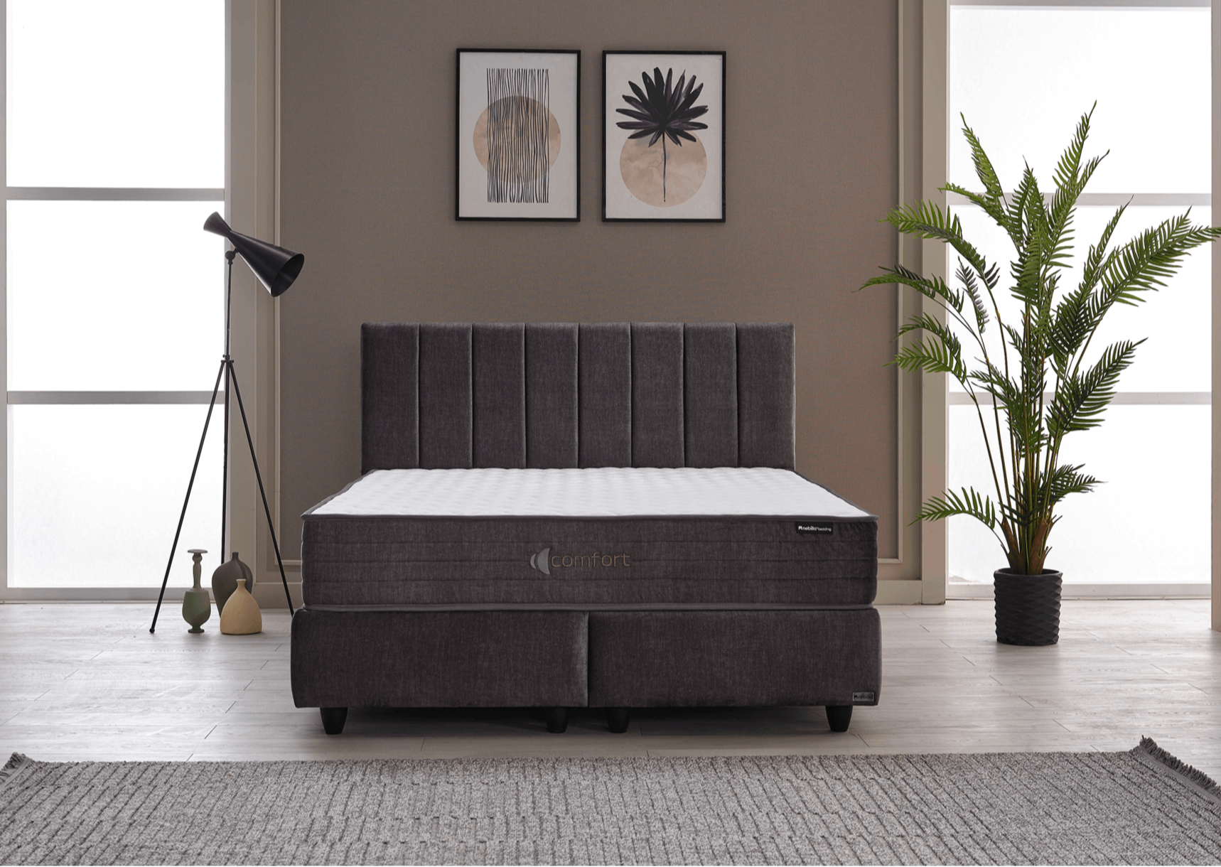 Comfort Baza’nın geniş sandık bölmesi, ekstra eşyalarınızı saklamanıza yardımcı olurken, Comfort Yatak ve Dream Başlık ile tamamlanan bu set konfor ve fonksiyonelliği birleştiriyor.