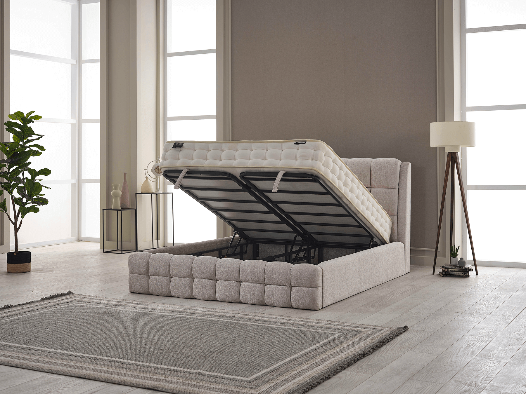 Yatak çevresini saran havuzlu baza kenarlıkları ile güvenli kullanım sunan Maxel Baza, modern tasarımıyla yatak odanıza estetik bir dokunuş katar