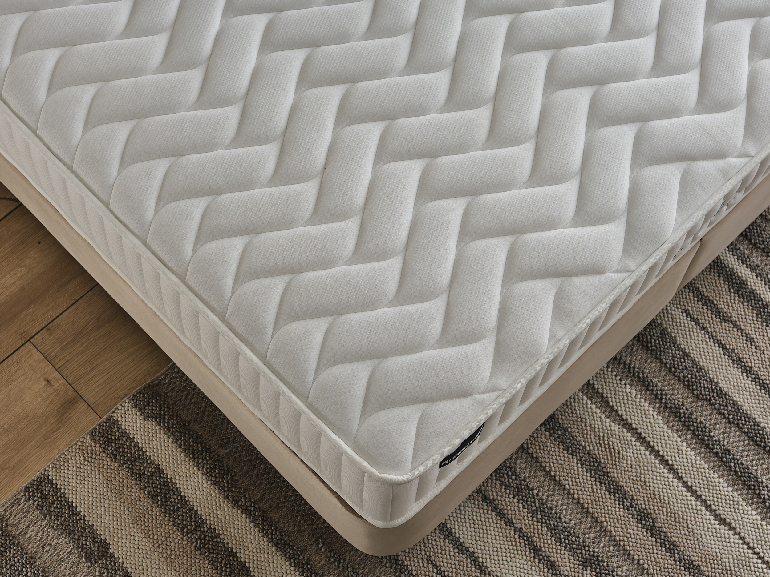 Nebilla Ares yatağın OEKO-TEX sertifikalı örme kumaş yüzeyi – cilt dostu, hijyenik ve konforlu uyku için nefes alabilir kapitone tasarım