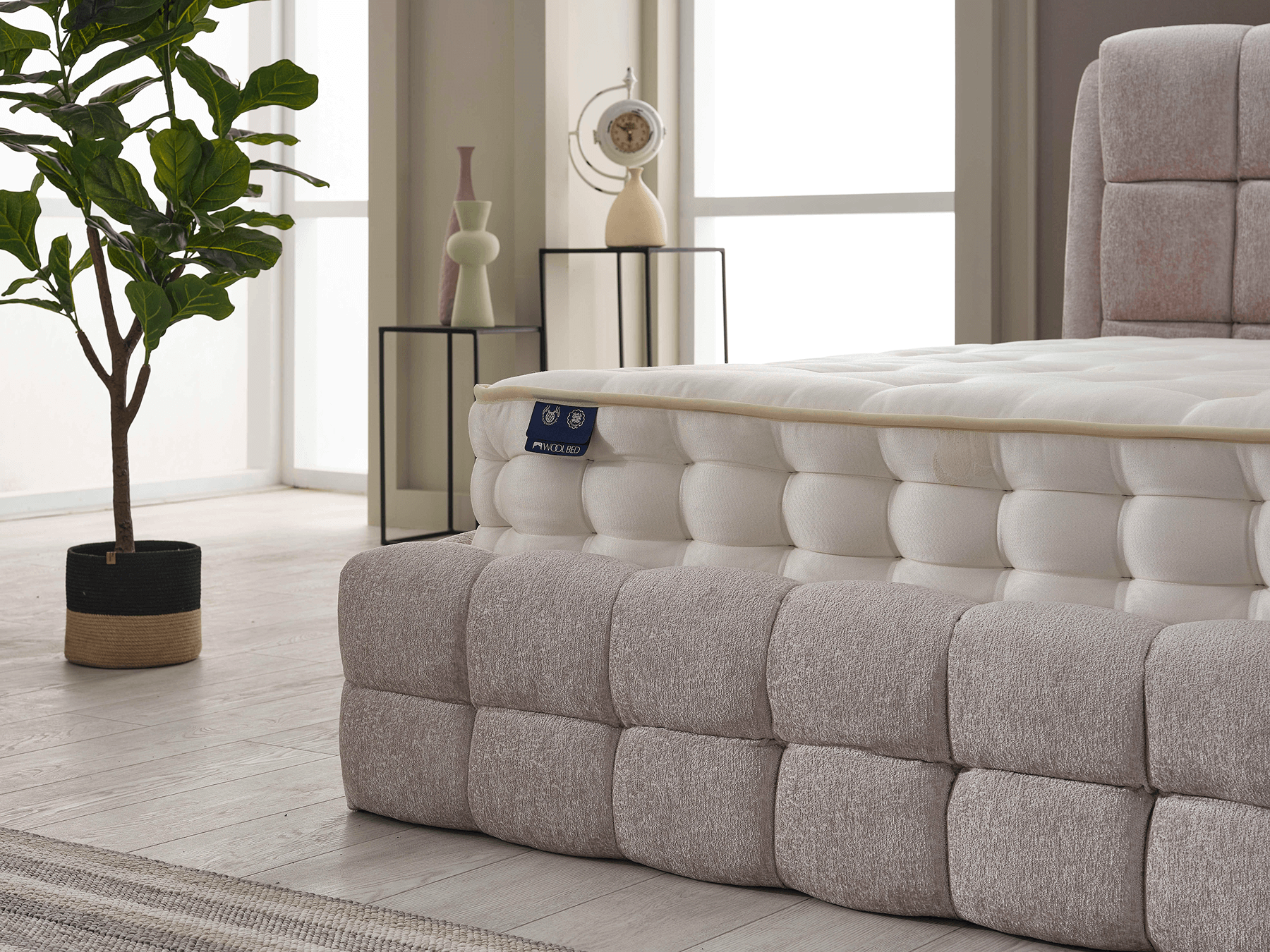 30 cm yüksekliğe sahip Woolbed Yatak, doğal nem yönetimi sağlayarak gece boyu serin ve kuru kalmanıza yardımcı olur. Maxel Baza ve Maxel Başlık ile tamamlanarak fonksiyonel bir uyku alanı sunar.