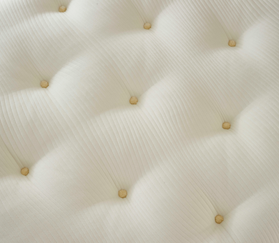 Nebilla Bedding tarafından tasarlanan Hempfield Yatak, %100 doğal lateks, kuzu yünü ve at kılı katmanlarıyla desteklenmiş, el işçiliğiyle üretilmiş organik yataktır. Sağlıklı uyku ve sürdürülebilir yaşam için özel olarak tasarlanmıştır.